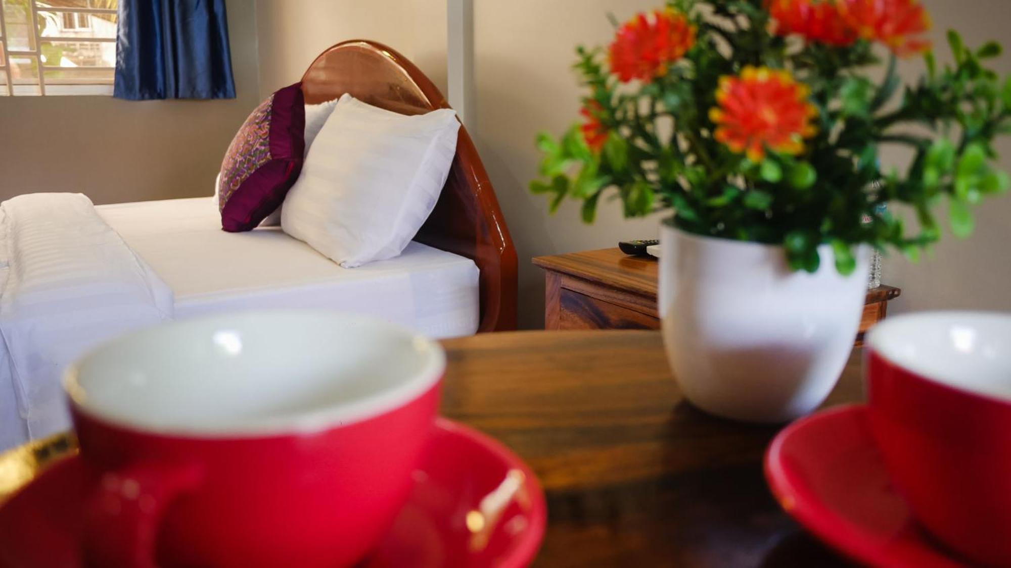 Lea'S Guesthouse And Restaurant كامبوت المظهر الخارجي الصورة